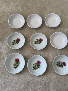 White ceramic mini bowls and 4 plain white plastic